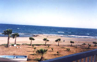 beach maisonette larnaca beach.jpg (24015 bytes)