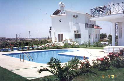 Houses  Sale on Houses For Sale In Larnaca Cyprus Pool Jpg  26911 Bytes