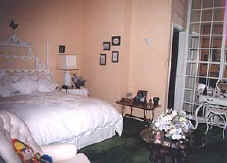 larnaca flat bedroom 1.jpg (19494 bytes)