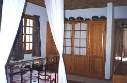 Akrounda_village_old_house_for_sale_near_Limassol_in_cyprus_a_bedroom.JPG (7943 bytes)