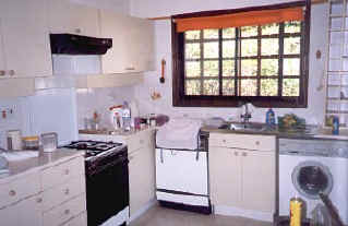 Kamares Villa to rent in cyprus kitchen.jpg (28245 bytes)