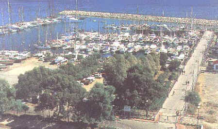 larnaca Marina arial.jpg (46085 bytes)